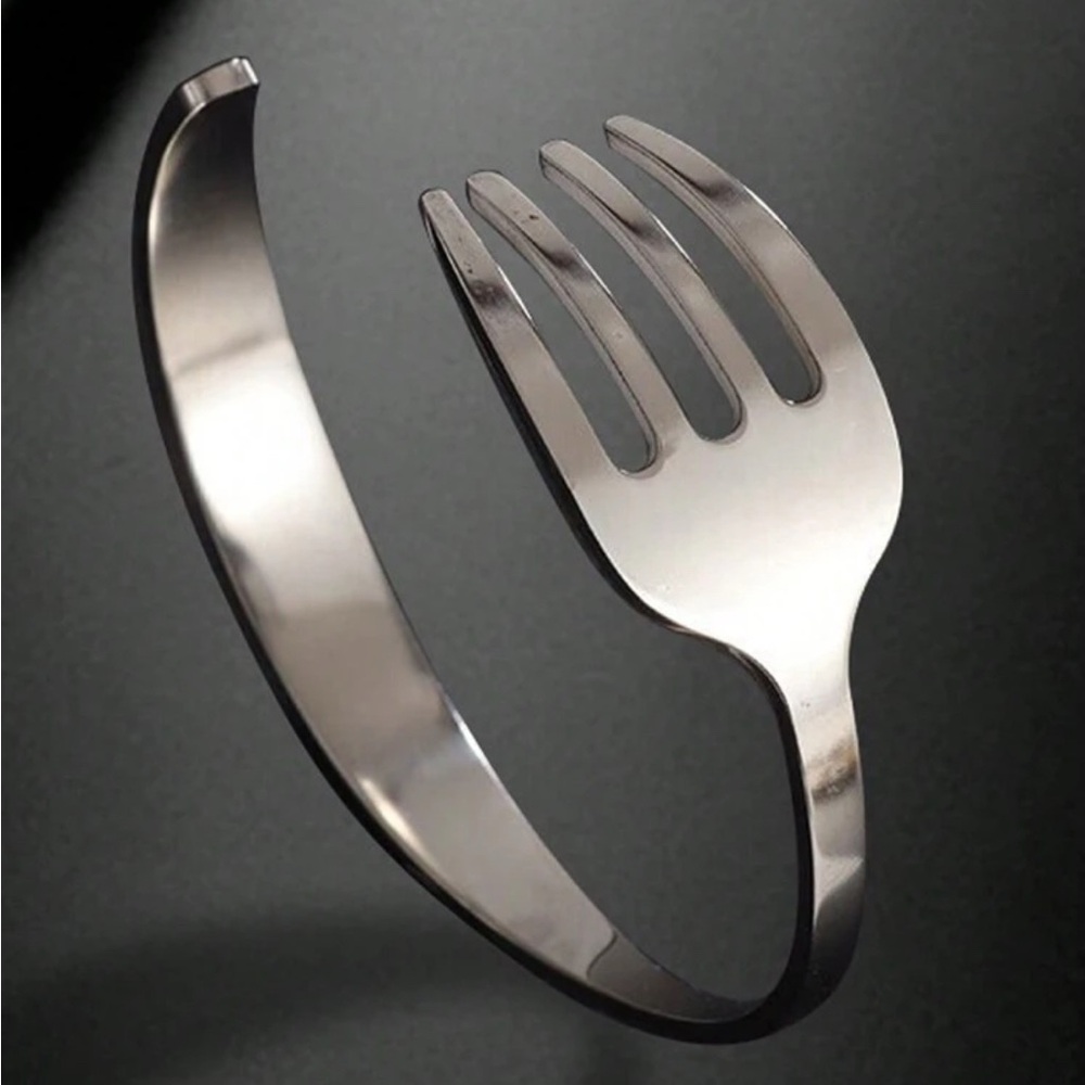 This beauty is eye catching! It’s adorable and adjustable.